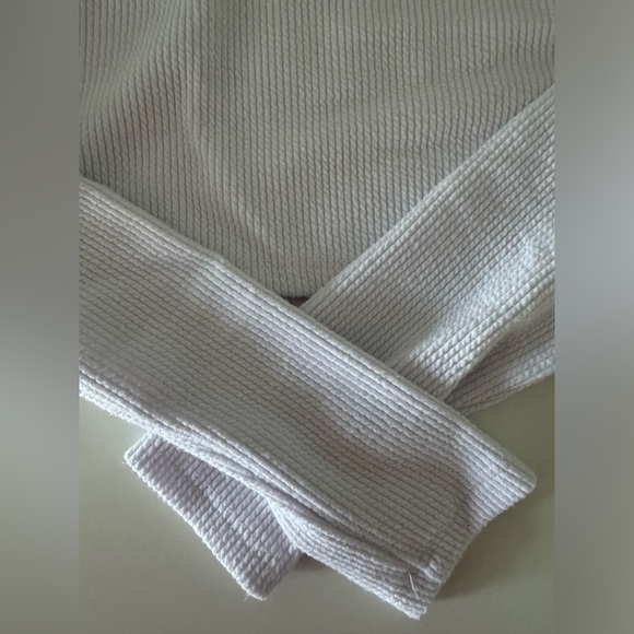 ARDENE CROPPED LONG SLEEVE TSHIRT RIBBED WHITE SIZE SMALL - Picture 2 of 4